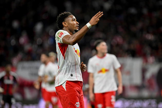 Fußball I Herren I Saison 2026-2027 I Bundesliga I 5. Spieltag I RB Leipzig - Eintracht Frankfurt I 10.10.2026 Hattrick Christopher Nkunku (28, RB Leipzig) zeigt mit den Fingern 3 Tore in einem Spiel an Freisteller, Nahaufnahme, Porträt, Portrait, Einzelfoto, Einzelbild, Körper Leipzig Red Bull Arena Sachsen Deutschland Copyright: xLobeca InesxHähnelx