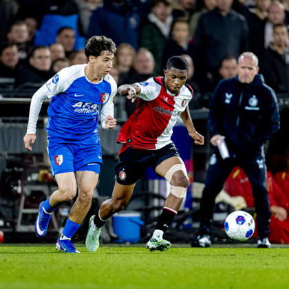 ROTTERDAM - AZ Alkmaar defender Mateo Chavez, SC Feyenoord Rotterdam defender Givairo Read during the Vriendenloterij Eredivisie match between Feyenoord and AZ at De Kuip on 10 October 2026 in Rotterdam, Netherlands. (Photo by DeFodi Images) -