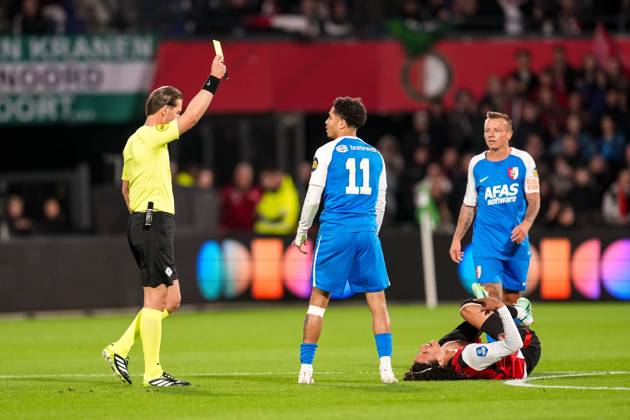 ROTTERDAM , 10-10-2026 , Stadion Feijenoord (De Kuip) , season 2026 2027 , Dutch Eredivisie football , match between Feyenoord and AZ , Picture shows yellow card giving to AZ player Ro-Zangelo Daal Feyenoord - AZ  x208117707x Copyright:
