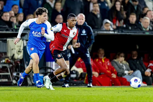 ROTTERDAM - AZ Alkmaar defender Mateo Chavez and SC Feyenoord Rotterdam defender Givairo Read during the Vriendenloterij Eredivisie match between Feyenoord and AZ at De Kuip on 10 October 2026 in Rotterdam, Nederland. (Photo by DeFodi Images) -