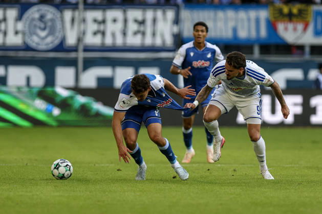 10.10.2026, GER, Fussball, Herren, 3. Liga, Saison 2026 2027, MSV Duisburg - TSG Hoffenheim II Sean Dulic (TSG II) und Lex-Tyger Lobinger (Duisburg) im Kampf um den Ball Duisburg schauinsland-reisen-Arena Nordrhein-Westfalen Deutschland Copyright: xAdrianxSchlüterx