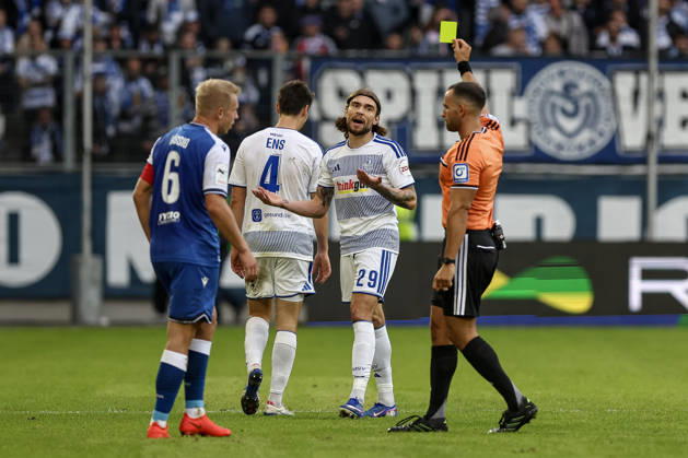 10.10.2026, GER, Fussball, Herren, 3. Liga, Saison 2026 2027, MSV Duisburg - TSG Hoffenheim II Joshua Bitter (Duisburg) erhält die gelbe Karte von Schiedsrichter Leonidas Exuzidis Duisburg schauinsland-reisen-Arena Nordrhein-Westfalen Deutschland Copyright: xAdrianxSchlüterx