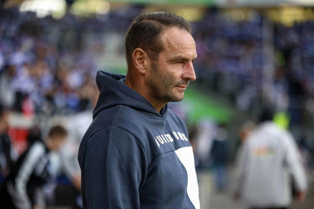 10.10.2026, GER, Fussball, Herren, 3. Liga, Saison 2026 2027, MSV Duisburg - TSG Hoffenheim II Trainer Dietmar Hirsch (Duisburg) schaut Duisburg schauinsland-reisen-Arena Nordrhein-Westfalen Deutschland Copyright: xAdrianxSchlüterx