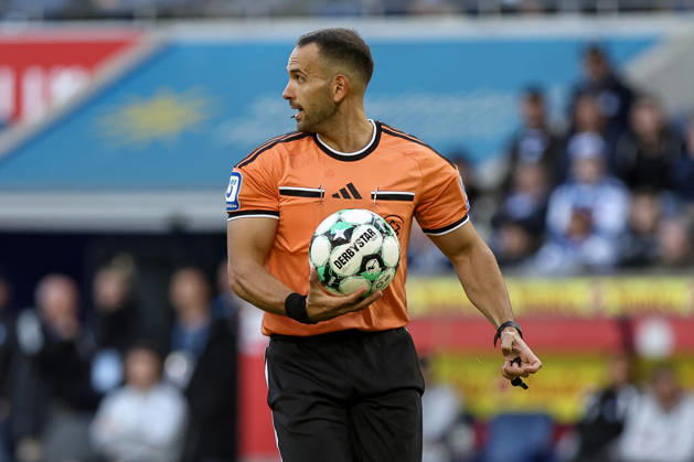 10.10.2026, GER, Fussball, Herren, 3. Liga, Saison 2026 2027, MSV Duisburg - TSG Hoffenheim II Schiedsrichter Leonidas Exuzidis hat den Ball in der Hand Duisburg schauinsland-reisen-Arena Nordrhein-Westfalen Deutschland Copyright: xAdrianxSchlüterx