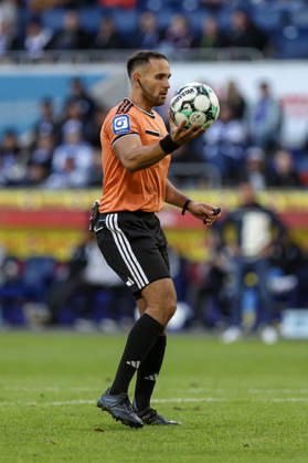 10.10.2026, GER, Fussball, Herren, 3. Liga, Saison 2026 2027, MSV Duisburg - TSG Hoffenheim II Schiedsrichter Leonidas Exuzidis hat den Ball in der Hand Duisburg schauinsland-reisen-Arena Nordrhein-Westfalen Deutschland Copyright: xAdrianxSchlüterx