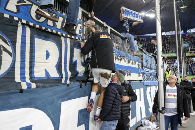 10.10.2026, GER, Fussball, Herren, 3. Liga, Saison 2026 2027, MSV Duisburg - TSG Hoffenheim II Peter Remmert (Duisburg) klettert auf den Zaun Duisburg schauinsland-reisen-Arena Nordrhein-Westfalen Deutschland Copyright: xAdrianxSchlüterx