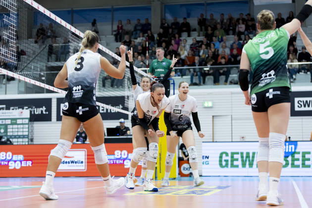 DEKRA 1. Bundesliga Frauen: Schwarz-Weiss Erfurt vs. Rote Raben Vilsbiburg; Erfurt; 10.10.2026 Jubel, Isabel Petra KovaÄiÄ‡ ( 11; Schwarz-Weiss Erfurt) (Bildmitte) mit Lina-Marie Lieb ( 3; Schwarz-Weiss Erfurt) (links), Elizabeth Sandbothe ( 2; Schwarz-Weiss Erfurt) (dahinter, Larissa Winter ( 6; Schwarz-Weiss Erfurt) (rechts) und Lotte Goertz ( 5; Schwarz-Weiss Erfurt) DEKRA 1. Bundesliga Frauen: Schwarz-Weiss Erfurt vs. Rote Raben Vilsbiburg; Riethsporthalle Erfurt; 10.10.2026 Copyright: xBEAUTIFULxSPORTS Duehringx
