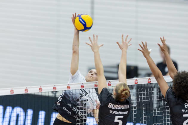 DEKRA 1. Bundesliga Frauen: Schwarz-Weiss Erfurt vs. Rote Raben Vilsbiburg; Erfurt; 10.10.2026 Dagmar Trijntje Mourits ( 14; Schwarz-Weiss Erfurt) gegen Nadine Burbrink ( 5; Rote Raben Vilsbiburg) (links,unten) und Emma Ellis ( 23; Rote Raben Vilsbiburg) (rechts, unten) DEKRA 1. Bundesliga Frauen: Schwarz-Weiss Erfurt vs. Rote Raben Vilsbiburg; Riethsporthalle Erfurt; 10.10.2026 Copyright: xBEAUTIFULxSPORTS Duehringx