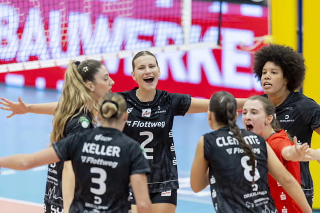 DEKRA 1. Bundesliga Frauen: Schwarz-Weiss Erfurt vs. Rote Raben Vilsbiburg; Erfurt; 10.10.2026 Jubel, Pia Fernau ( 2; Rote Raben Vilsbiburg) (Bildmitte) und Mannschaft DEKRA 1. Bundesliga Frauen: Schwarz-Weiss Erfurt vs. Rote Raben Vilsbiburg; Riethsporthalle Erfurt; 10.10.2026 Copyright: xBEAUTIFULxSPORTS Duehringx