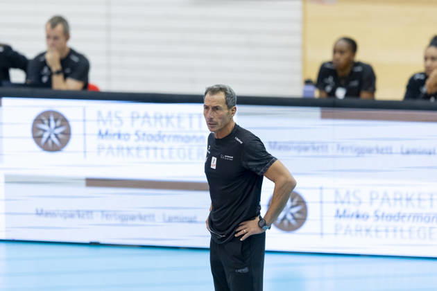 DEKRA 1. Bundesliga Frauen: Schwarz-Weiss Erfurt vs. Rote Raben Vilsbiburg; Erfurt; 10.10.2026 Guillermo Gallardo (Trainer; Rote Raben Vilsbiburg) DEKRA 1. Bundesliga Frauen: Schwarz-Weiss Erfurt vs. Rote Raben Vilsbiburg; Riethsporthalle Erfurt; 10.10.2026 Copyright: xBEAUTIFULxSPORTS Duehringx