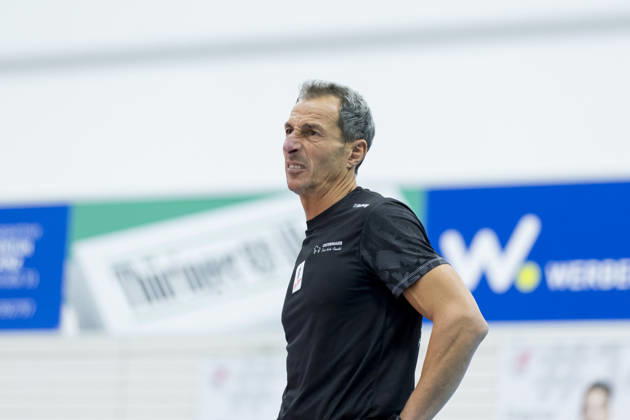 DEKRA 1. Bundesliga Frauen: Schwarz-Weiss Erfurt vs. Rote Raben Vilsbiburg; Erfurt; 10.10.2026 Guillermo Gallardo (Trainer; Rote Raben Vilsbiburg) DEKRA 1. Bundesliga Frauen: Schwarz-Weiss Erfurt vs. Rote Raben Vilsbiburg; Riethsporthalle Erfurt; 10.10.2026 Copyright: xBEAUTIFULxSPORTS Duehringx