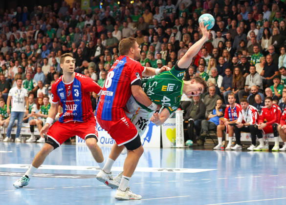 10.10.2026, Deutschland, Göppingen, Handball Opel HBL Bundesliga, FRISCH AUF! Göppingen vs. SG BBM Bietigheim, v.l. , Nikola Vlahovic (BBM), Fabian Wiederstein (BBM), Elias Newel (FAG)