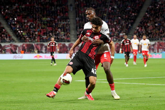 10.10.2026, xgox, Fussball 1.Bundesliga, RB Leipzig - Eintracht Frankfurt v.l. Can Uzun (Eintracht Frankfurt) Ezechiel Banzuzi (RB Leipzig) Zweikampf, Aktion, action, battle for the ball (DFL DFB REGULATIONS PROHIBIT ANY USE OF PHOTOGRAPHS as IMAGE SEQUENCES and or QUASI-VIDEO) Leipzig