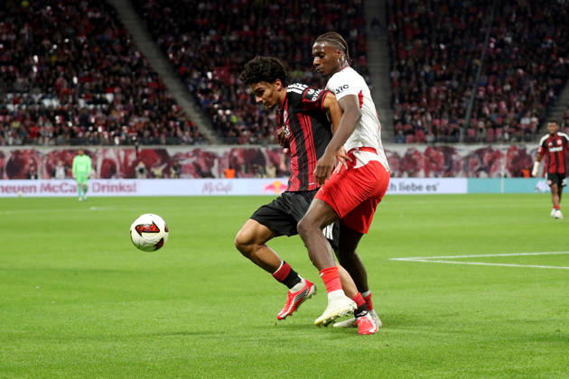 10.10.2026, xgox, Fussball 1.Bundesliga, RB Leipzig - Eintracht Frankfurt v.l. Can Uzun (Eintracht Frankfurt) Ezechiel Banzuzi (RB Leipzig) Zweikampf, Aktion, action, battle for the ball (DFL DFB REGULATIONS PROHIBIT ANY USE OF PHOTOGRAPHS as IMAGE SEQUENCES and or QUASI-VIDEO) Leipzig