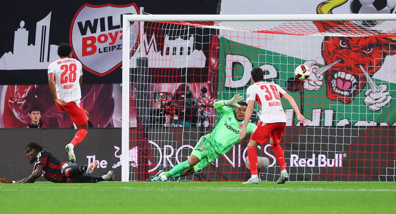 RB Leipzig - Frankfurt Bundesliga Leipzig, 10.10.2026, Red Bull Arena, Fussball, Bundesliga, Spieltag 5 , RB Leipzig vs. SG Eintracht Frankfurt , Tor für Leipzig zum 4:0. Im Bild: Torschütze Christopher Nkunku (28, RB Leipzig) trifft gegen Torwart Noah Atubolu ( 1, Frankfurt) ,