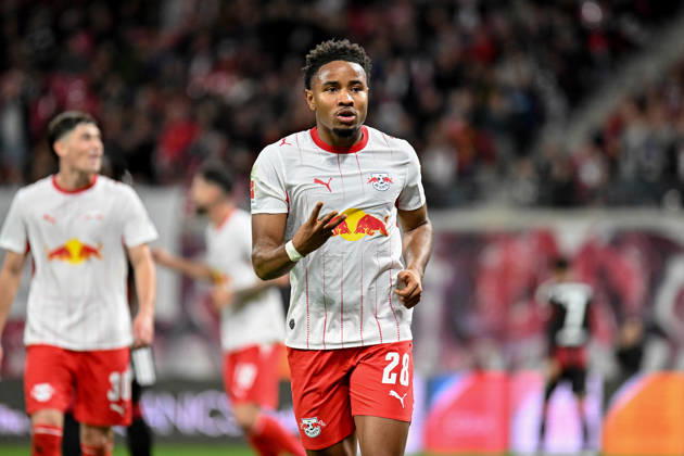 Fußball I Herren I Saison 2026-2027 I Bundesliga I 5. Spieltag I RB Leipzig - Eintracht Frankfurt I 10.10.2026 Hattrick Christopher Nkunku (28, RB Leipzig) zeigt mit den Fingern 3 Tore in einem Spiel an Freisteller, Nahaufnahme, Porträt, Portrait, Einzelfoto, Einzelbild, Körper Leipzig Red Bull Arena Sachsen Deutschland Copyright: xLobeca InesxHähnelx