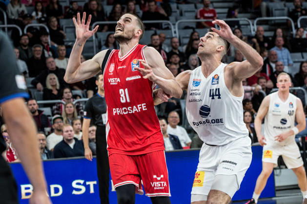 Bamberg, Deutschland 10. Oktober 2026: easyCredit BBL - 2026 2027 - 5. Spieltag - BMA365 Bamberg Baskets gegen Syntainics MBC Im Bild: v. li. Daniel Keppeler (Bamberg) und Jure Planinic (MBC Weißenfels) Brose Arena Bayern Copyright: xFotostandx xSchmittx