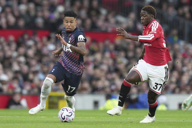 Manchester United, ManU v Tottenham Hotspur, Premier League Savio of Tottenham Hotspur competes for the ball with Kobbie Mainoo of Manchester United during the Manchester United v Tottenham Hotspur Premier League match at Old Trafford, Manchester, England on 10 October 2026 Credit: Steve Flynn Every Second Media Editorial use only. All images are copyright Every Second Media Limited. No images may be reproduced without prior permission. All rights reserved. Premier League and Football League images are subject to licensing agreements with Football DataCo Limited. see https: www.football-dataco.com Copyright: xIMAGO EveryxSecondxMediax ESM-2210-0065 StevexFlynnx xEveryxSecondxMediax