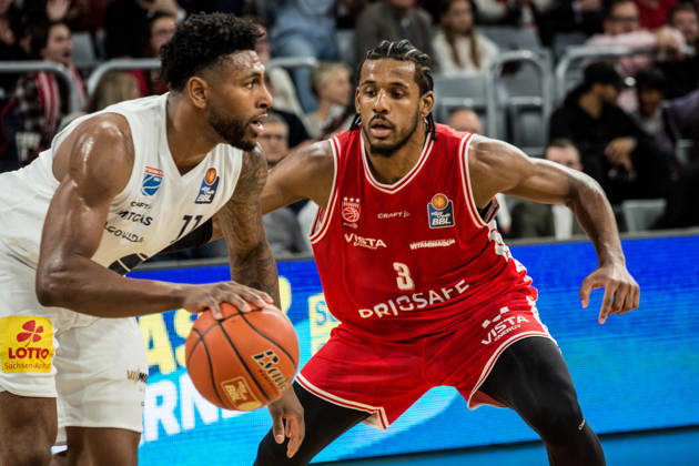 Bamberg, Deutschland 10. Oktober 2026: easyCredit BBL - 2026 2027 - 5. Spieltag - BMA365 Bamberg Baskets gegen Syntainics MBC Im Bild: v. li. Anthony Gaines (MBC Weißenfels) und Jordan Wright (Bamberg) Brose Arena Bayern Copyright: xFotostandx xSchmittx