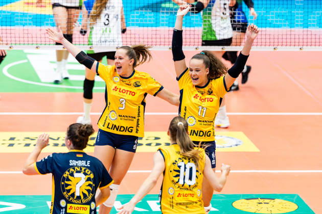 10.10.2026, GER, Volleyball, Dekra 1.Bl, Frauen, Saison 26 27, Haputrunde, VfB Suhl Lotto Thueringen - Skurios Volleys Borken Lara Nagels (VfB Suhl Lotto Thueringen), Laura Berger (VfB Suhl Lotto Thueringen), Emma Sambale (VfB Suhl Lotto Thueringen) und Lucia Herdova (VfB Suhl Lotto Thueringen) jubeln nach einem Punktgewinn 98527 Suhl Sporthalle Wolfsgrube Thüringen Deutschland