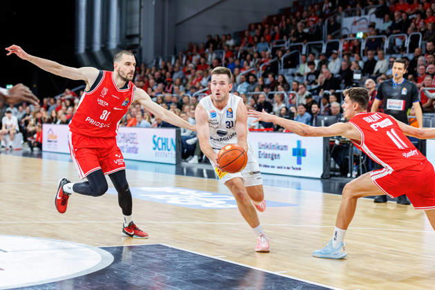 Daniel Keppeler (BMA365 Bamberg Baskets, 31), Spencer Reaves (Syntainics MBC, 31), Richard Balint (BMA365 Bamberg Baskets, 11), BMA365 Bamberg Baskets vs. Syntainics MBC, Basketball, easyCredit BBL, 5. Spieltag, 10.10.2026 BMA365 Bamberg Baskets vs. Syntainics MBC, Basketball, easyCredit BBL, 5. Spieltag, 10.10.2026 Bamberg Copyright: xEibner-Pressefoto G.xSantemizx EP_EER