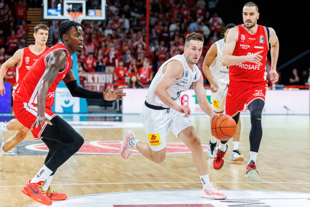 Trevon Scott (BMA365 Bamberg Baskets, 13), Spencer Reaves (Syntainics MBC, 31), Daniel Keppeler (BMA365 Bamberg Baskets, 31), BMA365 Bamberg Baskets vs. Syntainics MBC, Basketball, easyCredit BBL, 5. Spieltag, 10.10.2026 BMA365 Bamberg Baskets vs. Syntainics MBC, Basketball, easyCredit BBL, 5. Spieltag, 10.10.2026 Bamberg Copyright: xEibner-Pressefoto G.xSantemizx EP_EER