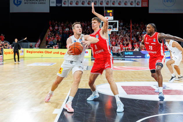 Spencer Reaves (Syntainics MBC, 31), Richard Balint (BMA365 Bamberg Baskets, 11), BMA365 Bamberg Baskets vs. Syntainics MBC, Basketball, easyCredit BBL, 5. Spieltag, 10.10.2026 BMA365 Bamberg Baskets vs. Syntainics MBC, Basketball, easyCredit BBL, 5. Spieltag, 10.10.2026 Bamberg Copyright: xEibner-Pressefoto G.xSantemizx EP_EER