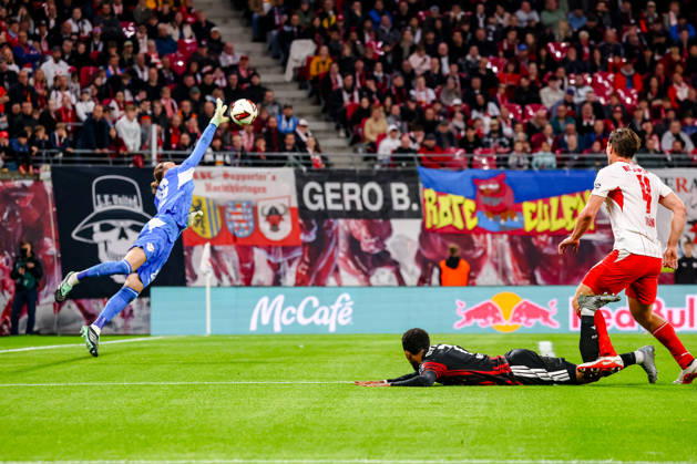 Maarten Vandevoordt (RB Leipzig, 26) streckt sich zum Ball, Sprung, Schuss von Ansgar Knauff (Eintracht Frankfurt, 07) am Boden, Willi Orban (RB Leipzig, 04), GER, RB Leipzig vs. Eintracht Frankfurt, Fussball, 1. Bundesliga Herren, 5. Spieltag, Spielzeit 2026 2027, 10.10.2026 DFL regulations prohibit any use of photographs as image sequences and or quasi-video. GER, RB Leipzig vs. Eintracht Frankfurt, Fussball, 1. Bundesliga Herren, 5. Spieltag, Spielzeit 2026 2027, 10.10.2026 Leipzig Copyright: xEibner-Pressefoto LauraxRoemerx EP_LRR
