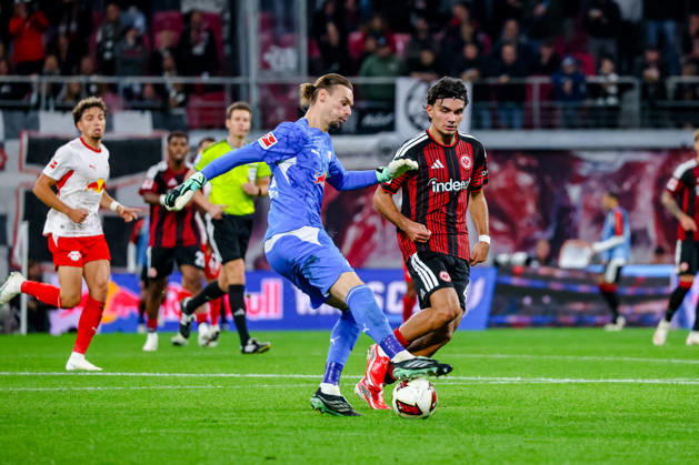 Maarten Vandevoordt (RB Leipzig, 26) am Ball, Zweikampf, Duell, Kampf Can Uzun (Eintracht Frankfurt, 42), GER, RB Leipzig vs. Eintracht Frankfurt, Fussball, 1. Bundesliga Herren, 5. Spieltag, Spielzeit 2026 2027, 10.10.2026 DFL regulations prohibit any use of photographs as image sequences and or quasi-video. GER, RB Leipzig vs. Eintracht Frankfurt, Fussball, 1. Bundesliga Herren, 5. Spieltag, Spielzeit 2026 2027, 10.10.2026 Leipzig Copyright: xEibner-Pressefoto LauraxRoemerx EP_LRR