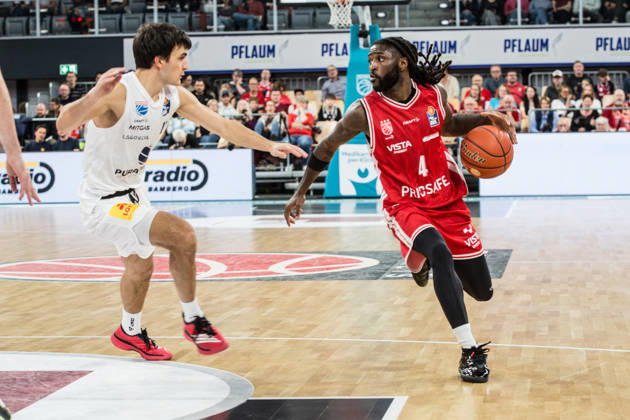 Bamberg, Deutschland 10. Oktober 2026: easyCredit BBL - 2026 2027 - 5. Spieltag - BMA365 Bamberg Baskets gegen Syntainics MBC Im Bild: v. li. Vuk Radojicic (MBC Weißenfels) und Jordan Jones (Bamberg) Brose Arena Bayern Copyright: xFotostandx xSchmittx