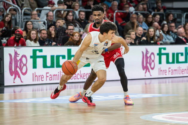 Bamberg, Deutschland 10. Oktober 2026: easyCredit BBL - 2026 2027 - 5. Spieltag - BMA365 Bamberg Baskets gegen Syntainics MBC Im Bild: Im Zweikampf Anthony Gaines (MBC Weißenfels) und Mylik Wilson (Bamberg) Brose Arena Bayern Copyright: xFotostandx xSchmittx