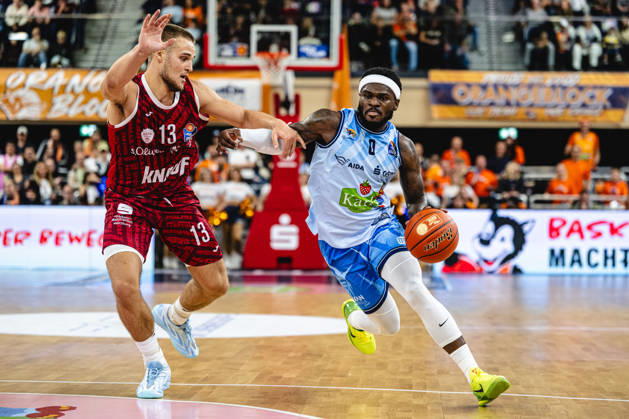 Rostock, Deutschland 10. Oktober 2026: easyCredit BBL - 2026 2027 - 5. Spieltag - Rostock Seawolves gegen Fitness First Würzburg Baskets Im Bild: v.li. Marko Petric (Fitness First Würzburg Baskets) und TJ Crockett Jr. (Rostock SEAWOLVES) Copyright: xFotostandx xVoelkerx