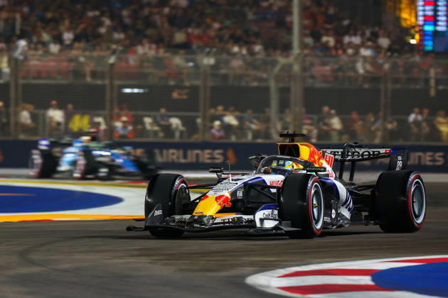 Formula 1 Singapore Grand Prix SINGAPORE - OCTOBER 10: Racing Bulls s Arvid Lindblad (R) during the Qualifying Session at the Formula One Grand Prix of Singapore, at the Marina Bay Street Circuit in Singapore, on October 10, 2026. Daniel Ceng Anadolu Singapore Singapore. Editorial use only. Please get in touch for any other usage.  Copyright: x2026xAnadoluxDanielxCengx