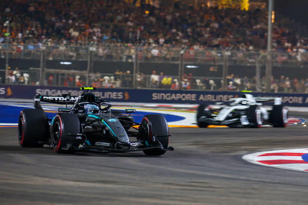 Formula 1 Singapore Grand Prix SINGAPORE - OCTOBER 10: Aston Martin’s driver Fernando Alonso (L) during the Qualifying Session at the Formula One Grand Prix of Singapore, at the Marina Bay Street Circuit in Singapore, on October 10, 2026. Daniel Ceng Anadolu Singapore Singapore. Editorial use only. Please get in touch for any other usage.  Copyright: x2026xAnadoluxDanielxCengx