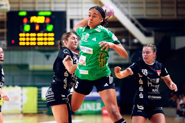 Annika Distel (SG Nuertingen-Zizishausen, 25), NAOMI CONZE (Fuechse Berlin, 05), Maileen Seeger (SG Nuertingen-Zizishausen, 16), GER, 2. Handball - Bundesliga Frauen, Fuechse Berlin vs. SG Nuertingen-Zizishausen, Saison 2026 27, 5. Spieltag, 10.10.2026 GER, 2. Handball - Bundesliga Frauen, Fuechse Berlin vs. SG Nuertingen-Zizishausen, Saison 2026 27, 5. Spieltag, 10.10.2026 Berlin
