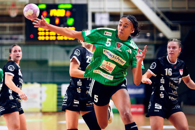 NAOMI CONZE (Fuechse Berlin, 05), Maileen Seeger (SG Nuertingen-Zizishausen, 16), GER, 2. Handball - Bundesliga Frauen, Fuechse Berlin vs. SG Nuertingen-Zizishausen, Saison 2026 27, 5. Spieltag, 10.10.2026 GER, 2. Handball - Bundesliga Frauen, Fuechse Berlin vs. SG Nuertingen-Zizishausen, Saison 2026 27, 5. Spieltag, 10.10.2026 Berlin