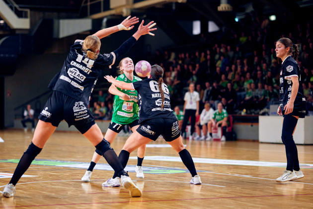 LEONI BASSINER (Fuechse Berlin, 77), Vivien Natalello (SG Nuertingen-Zizishausen, 66), GER, 2. Handball - Bundesliga Frauen, Fuechse Berlin vs. SG Nuertingen-Zizishausen, Saison 2026 27, 5. Spieltag, 10.10.2026 GER, 2. Handball - Bundesliga Frauen, Fuechse Berlin vs. SG Nuertingen-Zizishausen, Saison 2026 27, 5. Spieltag, 10.10.2026 Berlin