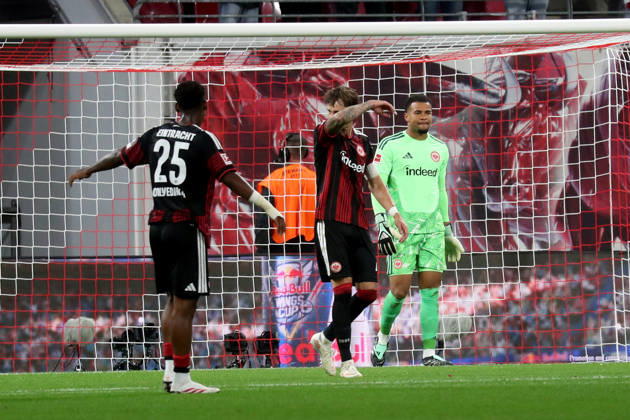 10.10.2026, xgox, Fussball 1.Bundesliga, RB Leipzig - Eintracht Frankfurt v.l. Raphael Onyedika (Eintracht Frankfurt) Robin Koch (Eintracht Frankfurt) Noah Atubolu (Eintracht Frankfurt) Enttäuscht, traurig, frustriert, ratlos, (DFL DFB REGULATIONS PROHIBIT ANY USE OF PHOTOGRAPHS as IMAGE SEQUENCES and or QUASI-VIDEO) Leipzig