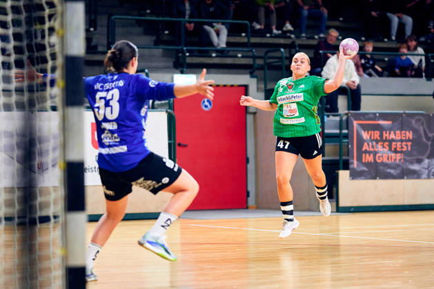Kerstin Sander (SG Nuertingen-Zizishausen, 53), ANOUK NIEUWENWEG (Fuechse Berlin, 47), GER, 2. Handball - Bundesliga Frauen, Fuechse Berlin vs. SG Nuertingen-Zizishausen, Saison 2026 27, 5. Spieltag, 10.10.2026 GER, 2. Handball - Bundesliga Frauen, Fuechse Berlin vs. SG Nuertingen-Zizishausen, Saison 2026 27, 5. Spieltag, 10.10.2026 Berlin