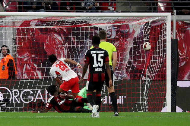 10.10.2026, xgox, Fussball 1.Bundesliga, RB Leipzig - Eintracht Frankfurt v.l. Christopher Nkunku (RB Leipzig) Torschuetze, erzielt das Tor, Treffer, scores the goal 4:0 Noah Atubolu (Eintracht Frankfurt) (DFL DFB REGULATIONS PROHIBIT ANY USE OF PHOTOGRAPHS as IMAGE SEQUENCES and or QUASI-VIDEO) Leipzig