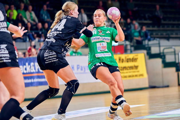 ANOUK NIEUWENWEG (Fuechse Berlin, 47), Nora Erhardt (SG Nuertingen-Zizishausen, 14), GER, 2. Handball - Bundesliga Frauen, Fuechse Berlin vs. SG Nuertingen-Zizishausen, Saison 2026 27, 5. Spieltag, 10.10.2026 GER, 2. Handball - Bundesliga Frauen, Fuechse Berlin vs. SG Nuertingen-Zizishausen, Saison 2026 27, 5. Spieltag, 10.10.2026 Berlin