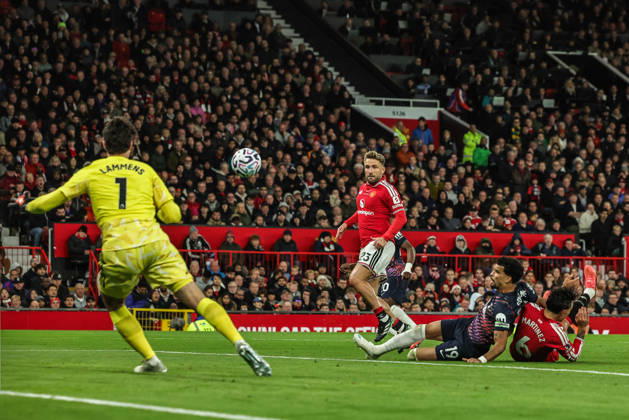 Premier League: Manchester United, ManU v Tottenham Hotspur Dominic Solanke of Tottenham Hotspur misses a shot on goal during the Premier League match Manchester United vs Tottenham Hotspur at Old Trafford, Manchester, United Kingdom on 10 October 2026 (Photo by Mark Cosgrove News Images) Manchester Old Trafford Greater Manchester United Kingdom Copyright: xMarkxCosgrove NewsxImagesx