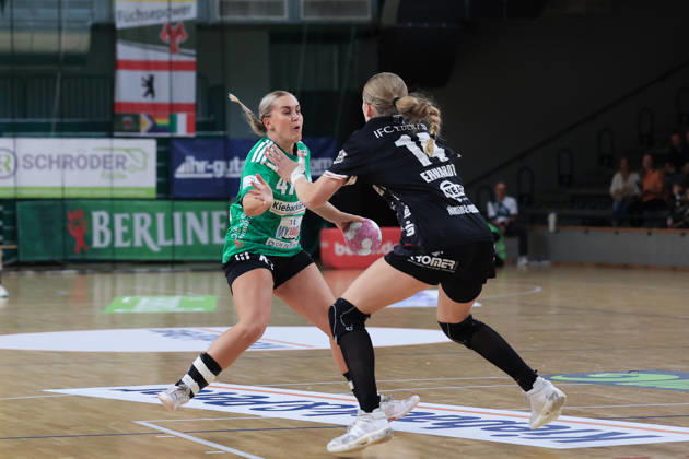 2026_10_10, Reinickendorfer Füchse Frauen-SG Nürtingen-Zizishausen, 5. Spieltag , 2. Bundesliga ,HBF,Handball, Sömmeringhalle Anouk Nieuwenweg (Reinickendorfer Füchse Frauen, 47) im Duell mit Nora Erhardt ( SG Nütlingen, 14) Berlin Berlin Germany