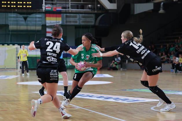 2026_10_10, Reinickendorfer Füchse Frauen-SG Nürtingen-Zizishausen, 5. Spieltag , 2. Bundesliga ,HBF,Handball, Sömmeringhalle Naomi Conze (Reinickendorfer Füchse Frauen, 05) in Bedrängnis Berlin Berlin Germany