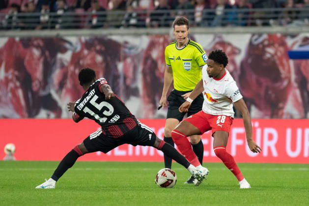 1. Fußball Bundesliga: RB Leipzig - Eintracht Frankfurt; 10.10.2026 Von links: Noel Aseko (15, Eintracht Frankfurt), Schiedsrichter Daniel Siebert, Christopher Nkunku (28, RB Leipzig). LEIPZIG, DEUTSCHLAND - OCTOBER 10: Bundesliga-Spiel RB Leipzig - Eintracht Frankfurt in der Red Bull Arena am 5. Spieltag der 1. Bundesliga am October 10, 2026 in Leipzig, Deutschland. DFL REGULATIONS PROHIBIT ANY USE OF PHOTOGRAPHS AS IMAGE SEQUENCES AND OR QUASI-VIDEO. Copyright: xBEAUTIFULxSPORTS JanxKaeferx