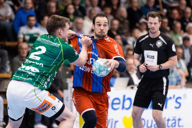 Domikin CLAUS (SG BBM Bietigheim, 07) im Zweikampf gegen Oskar NEUDECK (FRISCH AUF! Goeppingen, 02) GER, FRISCH AUF! Goeppingen vs. SG BBM Bietigheim, Handball, Bundesliga, OPEL HBL, 8. Spieltag, Spielzeit 2026 2027, 10.10.2026, GER, FRISCH AUF! Goeppingen vs. SG BBM Bietigheim, Handball, Bundesliga, OPEL HBL, 8. Spieltag, Spielzeit 2026 2027, 10.10.2026, Goeppingen Copyright: xEibnerxPressefoto OliverxSchmidtx EP_OST