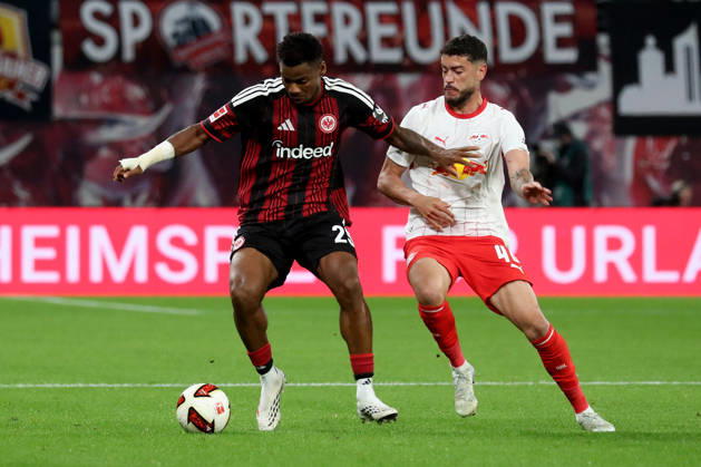 10.10.2026, xgox, Fussball 1.Bundesliga, RB Leipzig - Eintracht Frankfurt v.l. Raphael Onyedika (Eintracht Frankfurt) Romulo (RB Leipzig) Zweikampf, Aktion, action, battle for the ball (DFL DFB REGULATIONS PROHIBIT ANY USE OF PHOTOGRAPHS as IMAGE SEQUENCES and or QUASI-VIDEO) Leipzig