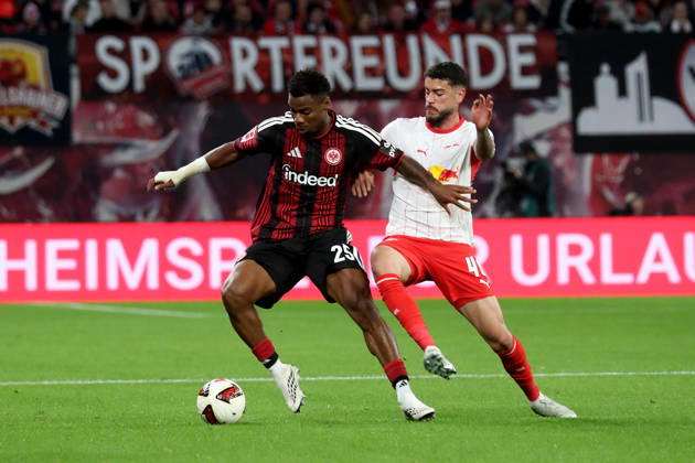10.10.2026, xgox, Fussball 1.Bundesliga, RB Leipzig - Eintracht Frankfurt v.l. Raphael Onyedika (Eintracht Frankfurt) Romulo (RB Leipzig) Zweikampf, Aktion, action, battle for the ball (DFL DFB REGULATIONS PROHIBIT ANY USE OF PHOTOGRAPHS as IMAGE SEQUENCES and or QUASI-VIDEO) Leipzig
