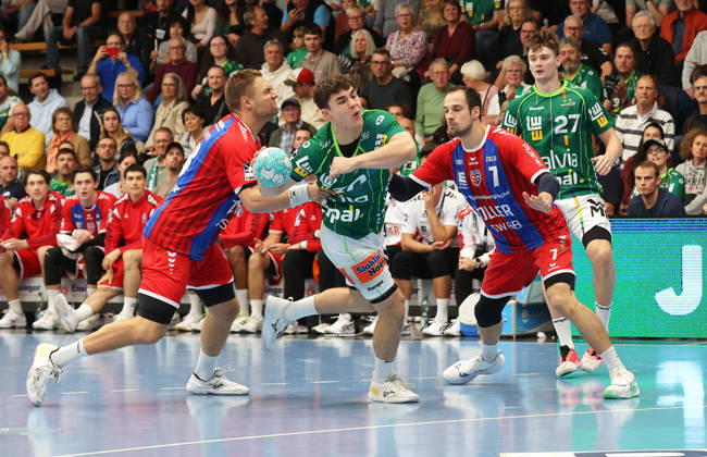 10.10.2026, Deutschland, Göppingen, Handball Opel HBL Bundesliga, FRISCH AUF! Göppingen vs. SG BBM Bietigheim, v.l. Fabian Wiederstein (BBM), Elias Newel (FAG), Dominik Claus (BBM)
