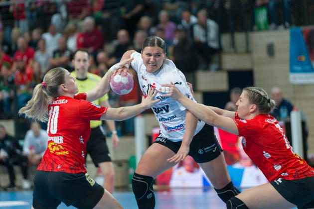 Viktoria Marksteiner (Halle, 10), Nina Ramusovic (Zwickau, 76), Ilona Kieffer (Halle, 72), SV Union Halle-Neustadt vs. BSV Sachsen Zwickau, Handball Bundesliga Frauen, 1. Bundesliga 5. Spieltag Saison 2026 27, 10.10.2026 Halle SWH Arena Sachsen-Anhalt Deutschland